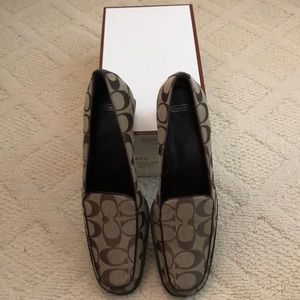 Coach block heeled pumps